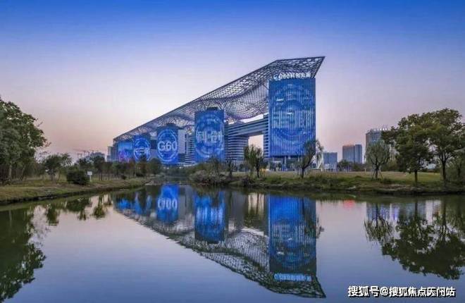 西郊和煦售楼处发布：豪宅风范备受追捧pg电子免费模拟器西郊和煦年度@保利(图2)